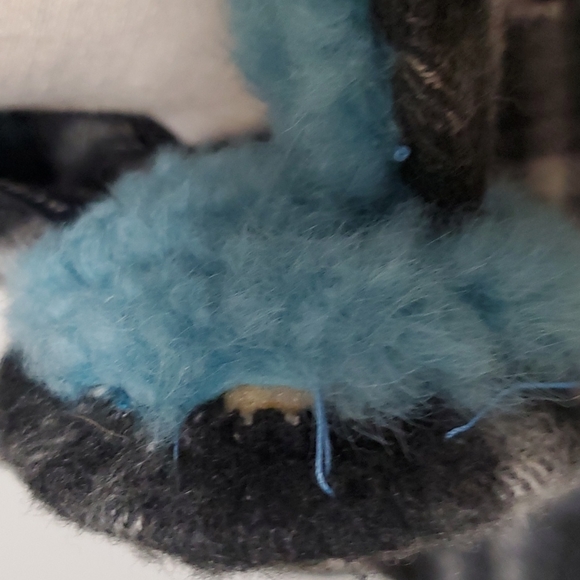 Burberry Cashmere scarf with matching earmuffs. - Picture 5 of 5